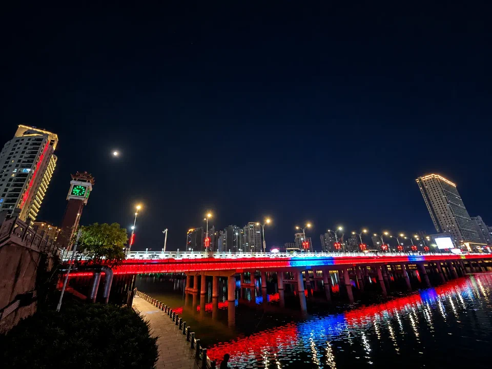 夜色中的承德大桥与四面钟，桥灯倒映在武烈河上