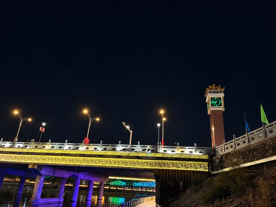 承德大桥桥头的四面钟,夜色中钟面泛着绿光