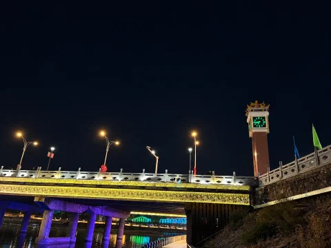 承德大桥桥头的四面钟，夜色中钟面泛着绿光