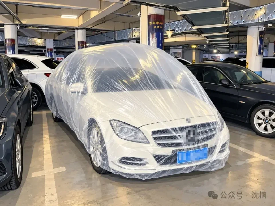 透明カバーが風船のように膨らんだ車